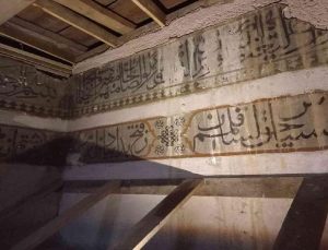 Restorasyonda ortaya çıktı, caminin duvarına Fetih Suresi’nin ayetleri yazılmış