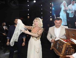 Seda Sayan’a konser verdiği sahnede çeyiz sandığı hediye edildi