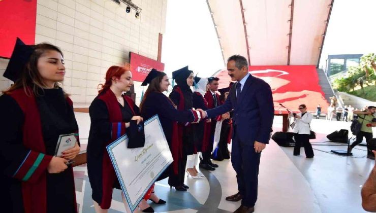 Bakan Özer, HKÜ’nün mezuniyet törenine katıldı