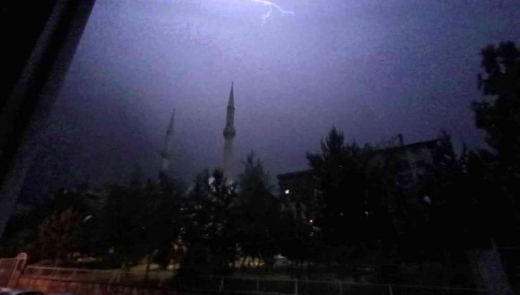 Erzurum’da şimşekler geceyi aydınlattı