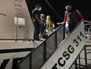 İzmir açıklarında 39 göçmen kurtarıldı, 32 göçmen yakalandı